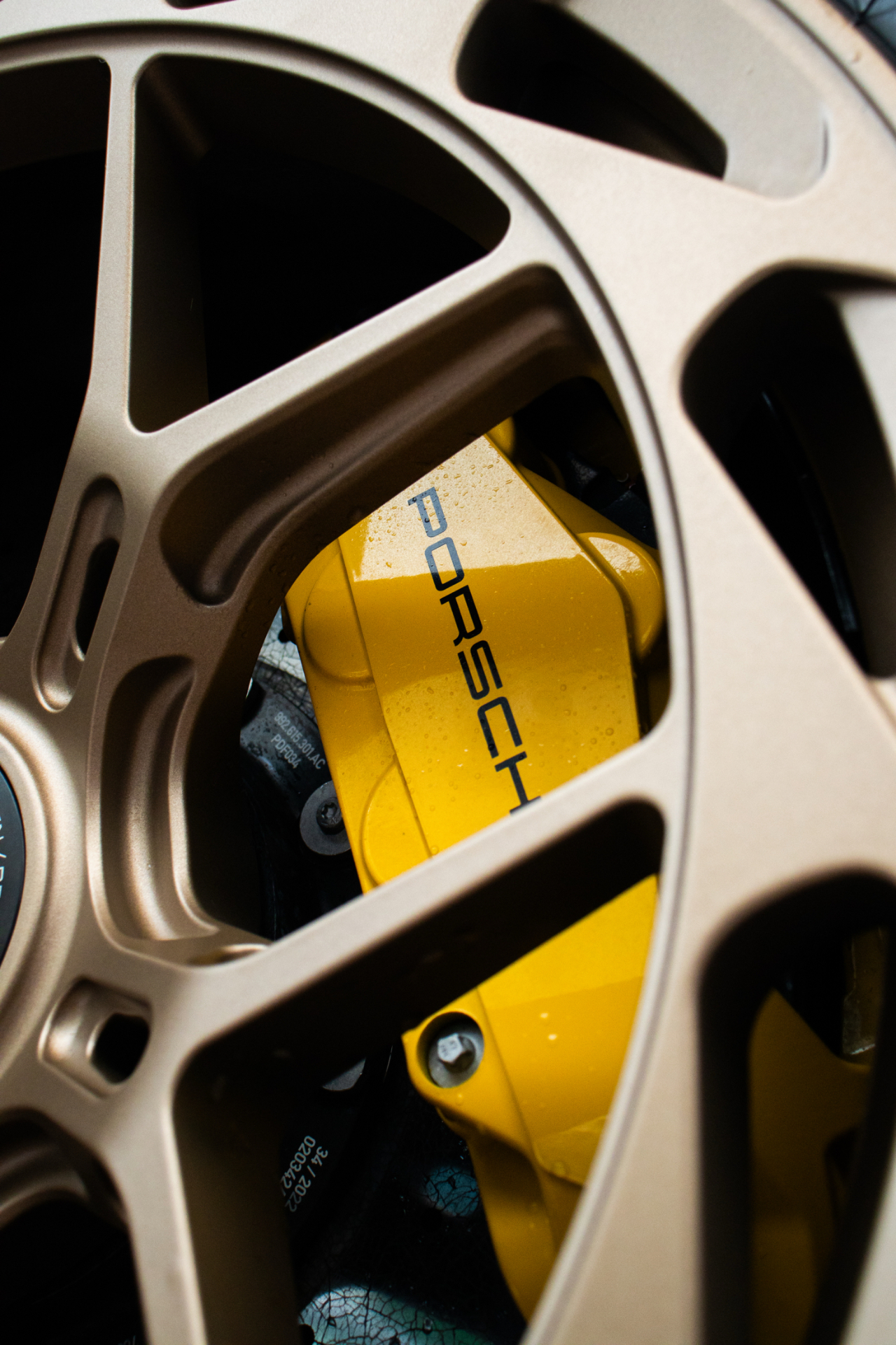 Bronze forged wheel with Porsche yellow caliper
